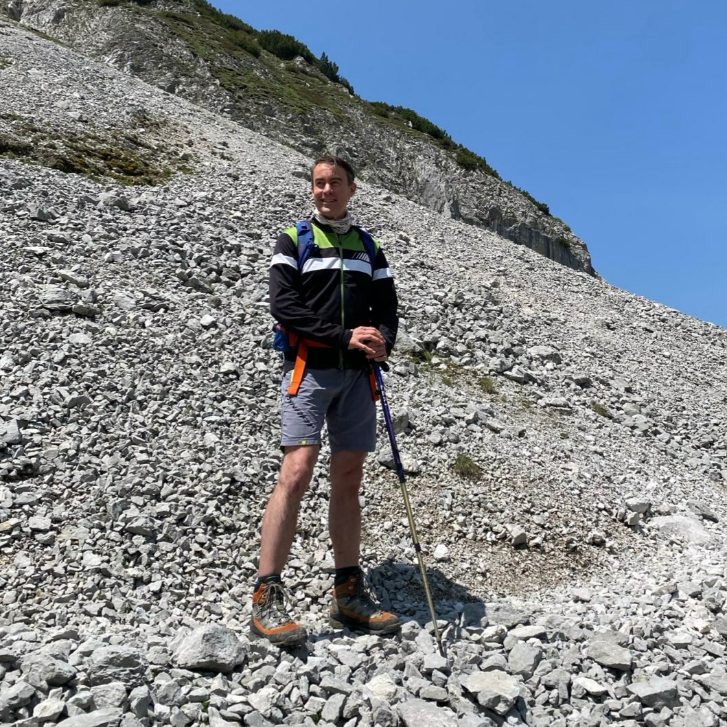 Erster Vorstand Dominik Dreyer beim Wandern in den Bergen