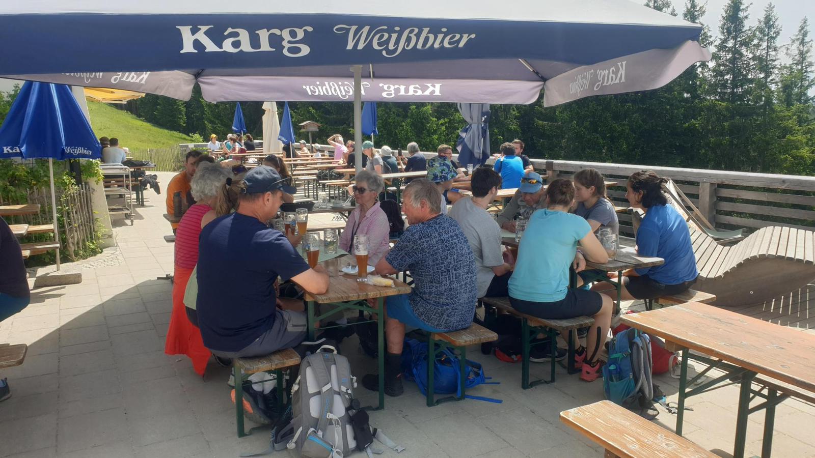 Hörnleausflug - Beisammenhocken und Quatshen auf der Hüttenterasse unter dem Sonnenschirm